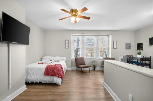 Spruce Hill Apartment | Cozy City View Apartment