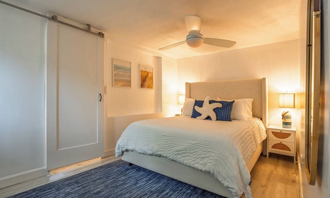 Boynton Beach House | Cozy Coastal Retreat! Fenced Turf Yard Bikes Hammock BBQ 65” TV