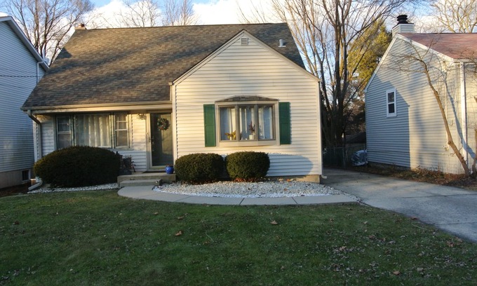 Glen Ellyn House | Cozy, comfy, convenient, w/a touch of modern located in beautiful Lake Ellyn!