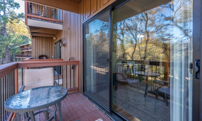 Yosemite West Condo | Cozy Corner Yosemite Studio Close to it All!