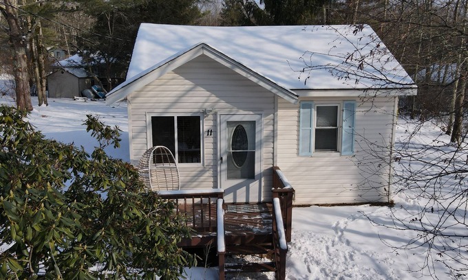 Shinhopple House | Cozy Cottage in a Catskills Lake Community