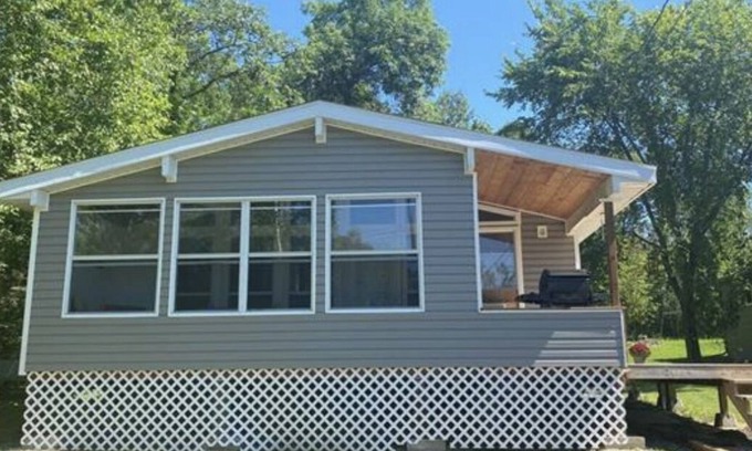 Beaconia Cabin | Cozy Cottage in Sweet Lakeshore Heights