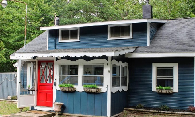 Pentwater House | Cozy cottage just minutes from Lake Michigan!