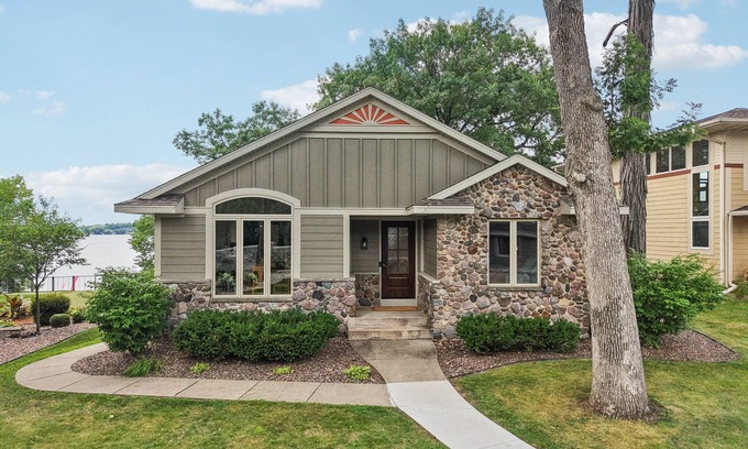 Lake Mills House | Cozy Cottage - Lake House on Rock Lake