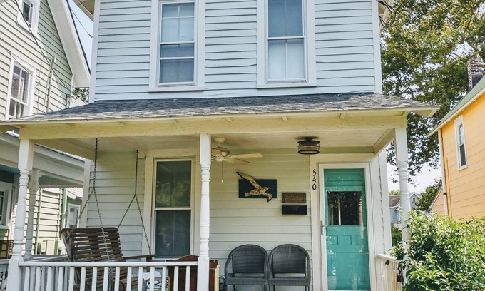 Cape Charles House | Cozy Cottage - quaint and comfy - 5 blocks to the beach, 1 block to Mason Ave.