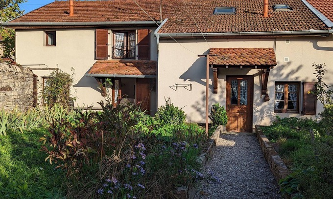 Vauvillers Cottage | Cozy cottage with fireplace and shared garden