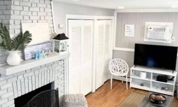 Momauguin Cottage | Cozy Cottage with Water Views Steps to the Sand