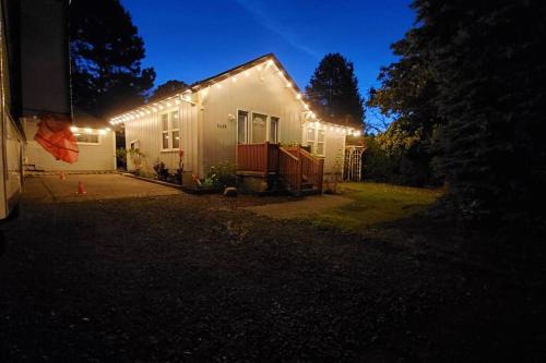 Aloha Apartment | Cozy Cottages across from the Food Trucks of Aloha mall