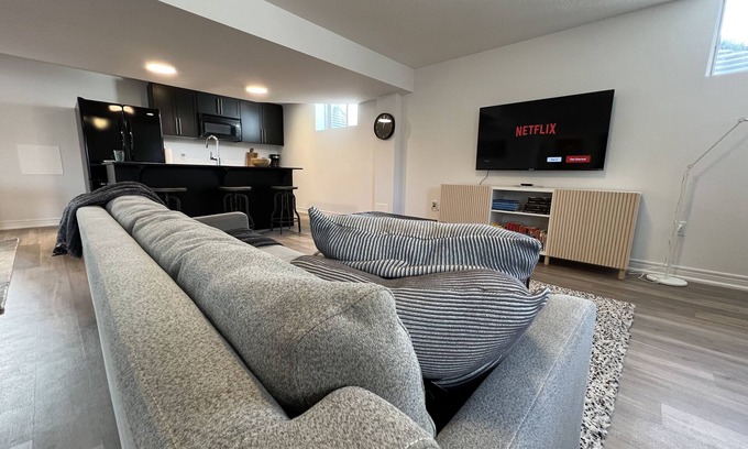 Beamsville Apartment | Cozy Couples Getaway | Walk to Wine Country & Bruce Trail
