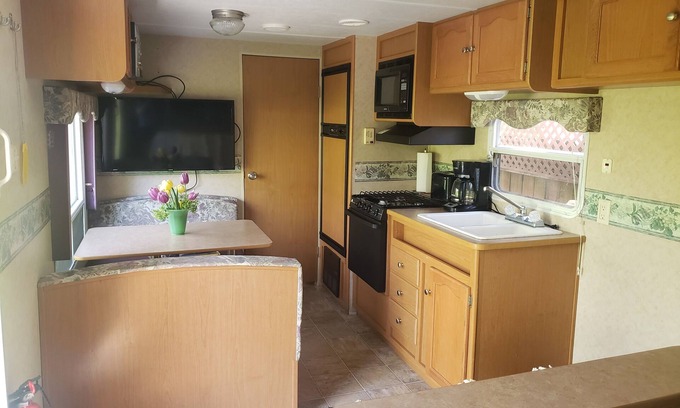 Kemblesville House | Cozy creekside retreat nestled in the SEPA wine region.