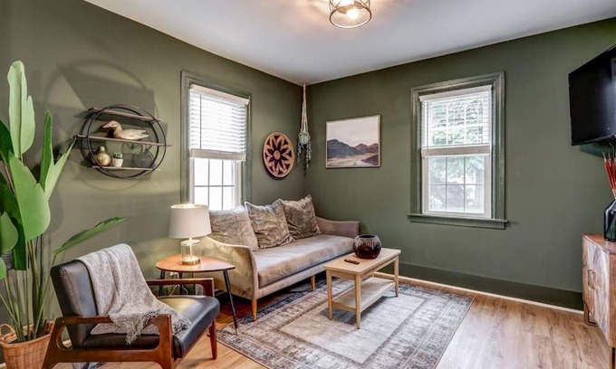Mountville House | Cozy Dark & Moody Home New Reno 10 mins to Lanc