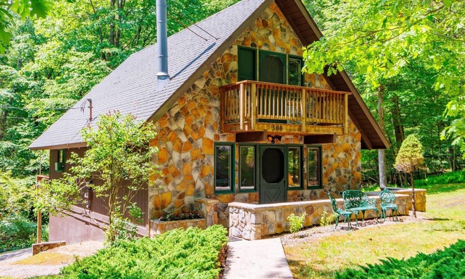 Alpine Lake Cabin | Cozy Family-Friendly Forested Cabin Inside Alpine Lake Resort
