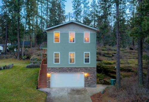 Post Falls House | Cozy family home 2 blocks to river
