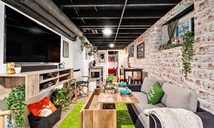 Shaw House | Cozy, Fun, and One-Of-A-Kind!
