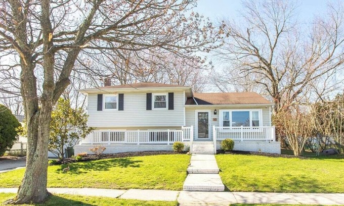 Lower Township House | Cozy Getaway- 5 min drive to beach/pet friendly