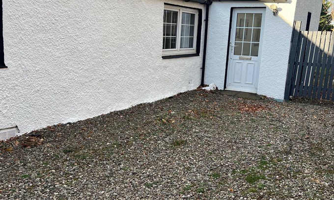 Longcroft Cottage | Cozy Gogarstone Cottage in Newbridge