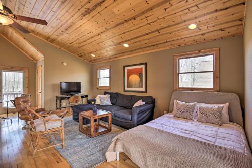 Hayesville Apartment | Cozy Hayesville Couples Getaway with Marina Access!