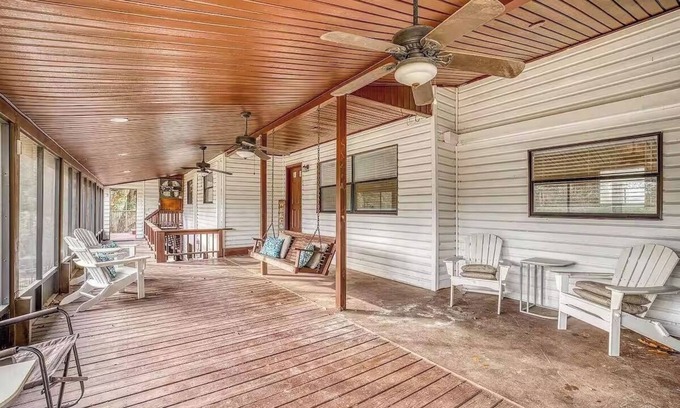 North Northwest Pensacola Cottage | Cozy Hencye 3 Near Uwf, Hospital & Pensacola Beach