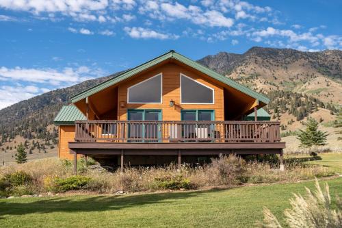 Island Park House | Cozy Henrys Lake Escape - 20 Miles to Yellowstone!