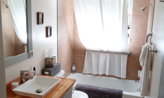 Springdale House | Cozy Hideaway in Town