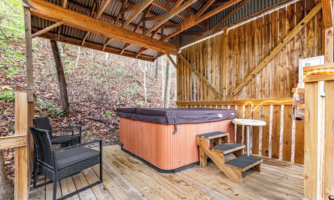 Ray House | Cozy Hillside Hideaway - Fast Wifi! - Hot Tub & Grill