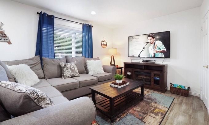 Dupont House | Cozy Home Games+BBQ|Min to Downtown Den & Boulder!