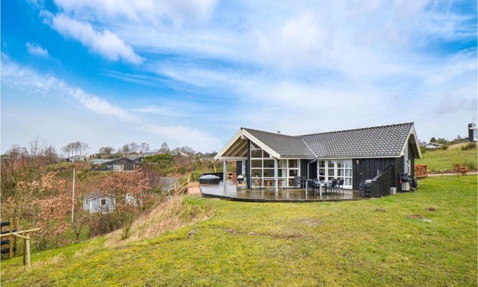 Handrup Strand House | Cozy Home In Ebeltoft With Kitchen