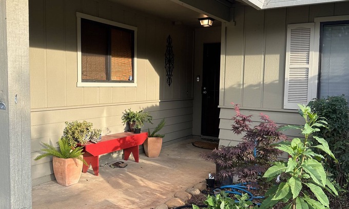 Redding House | Cozy home in nice neighborhood next to largest park in Redding ! Pet friendly.
