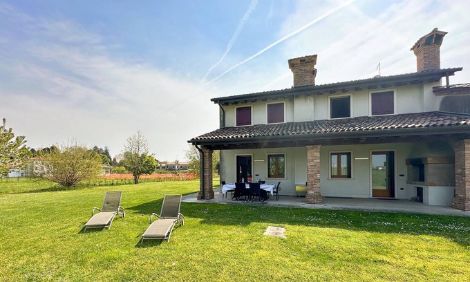Rosa House | Cozy home in Rosà with WiFi