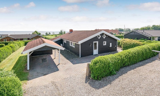 Grønninghoved Strand House | Cozy home in Sjølund with sauna