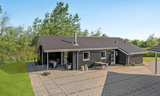 Skaven Strand House | Cozy home in Tarm with kitchen