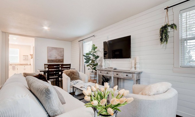 Hough House | Cozy home in the heart of Vancouver. Next to a park. Few min drive to PDX.