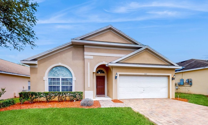 Marbella House | Cozy home near theme parks, WiFi, private pool & W/D, pool table