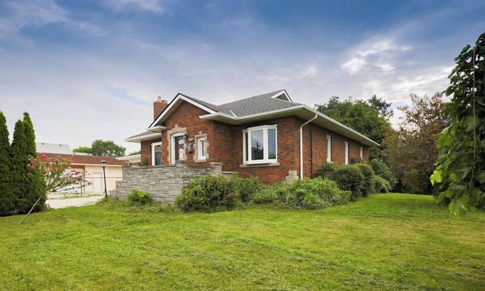 Niagara Falls House | Cozy Home | Niagara Oasis | Hot Tub | Huge Lot