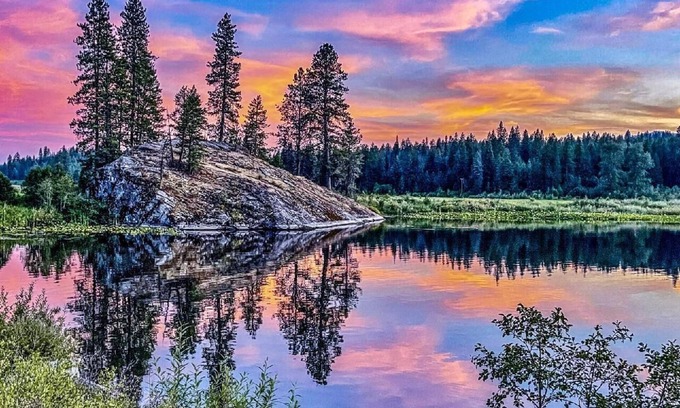 Usk House | Cozy home, steps from the lake in peaceful Usk with AC, WiFi, easy/free parking