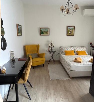 Irakleio Apartment | Cozy house with backyard at Iraklio Attikis