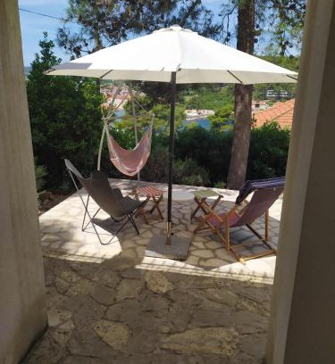 Island Hvar Apartment | Cozy Jelsa apartment in the shade of the pines.
