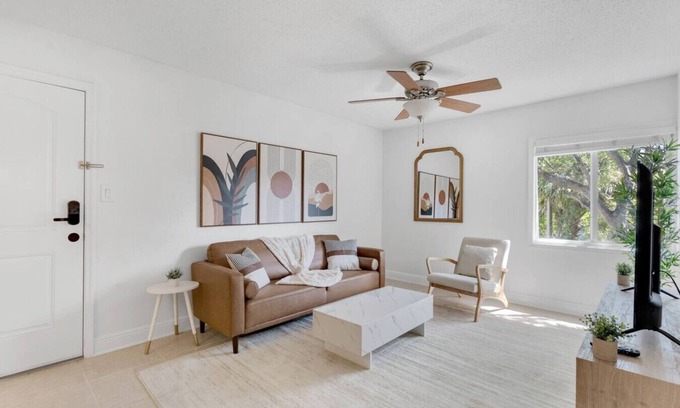 Bayshore Gardens Apartment | Cozy King suite Near Bayshore | Pool, Gym, & more!