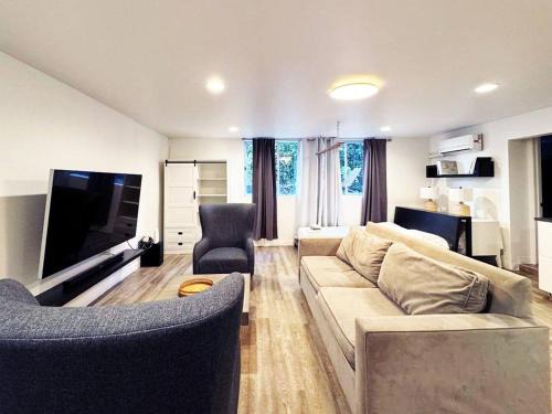 Ladera Heights House | Cozy LA Studio Steps from SoFi and LAX - SH3 - LAD