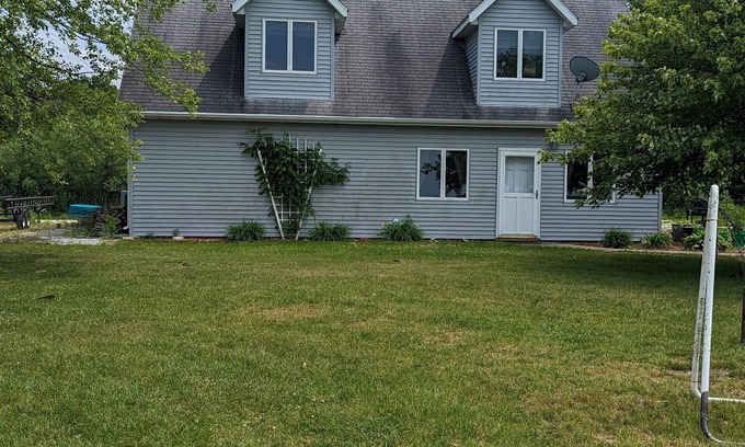 Brimfield Apartment | Cozy lake front apartment on Waldron Lake for weekly or weekend getaways.