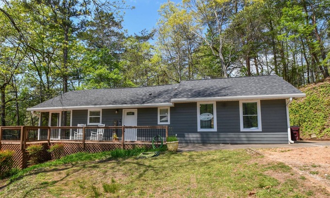 Dawsonville Cottage | Cozy Lake Front Cottage