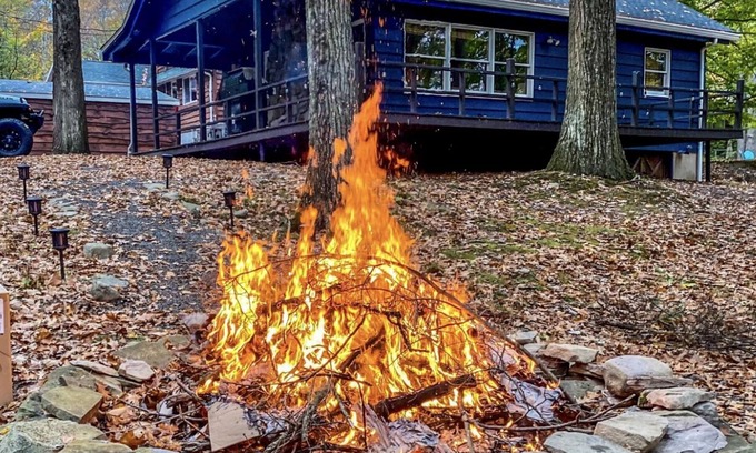 Lakeville Cabin | Cozy Lake View Cabin on Lake Wallenpaupack with beach area access!