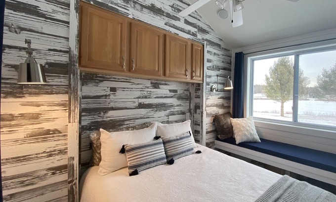 Whitingham House | Cozy Lakeside Tiny Home, Near Skiing with hot breakfast, lunch included