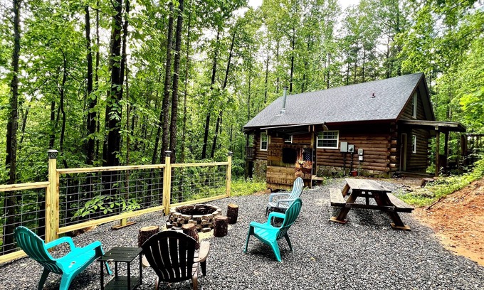 Traphill Cabin | Cozy log cabin 4 minutes outside Stone Mountain!