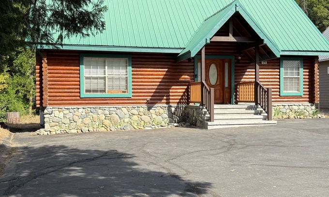 Dunsmuir House | Cozy Log Home on the Banks of the Upper Sacramento River