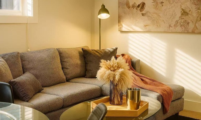 East Side House | Cozy Luxe Retreat/Designer 2-Bedroom Suite with AC