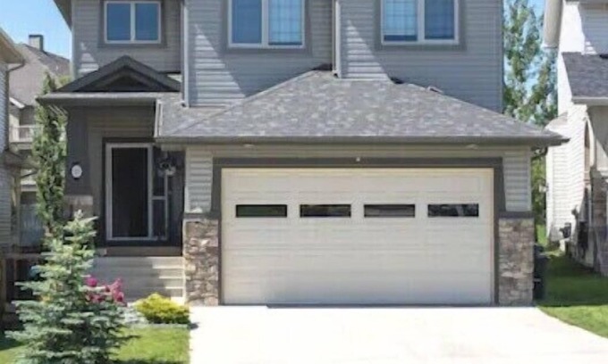 Cochrane House | Cozy & Luxurious Ridge Home - including 2nd suite