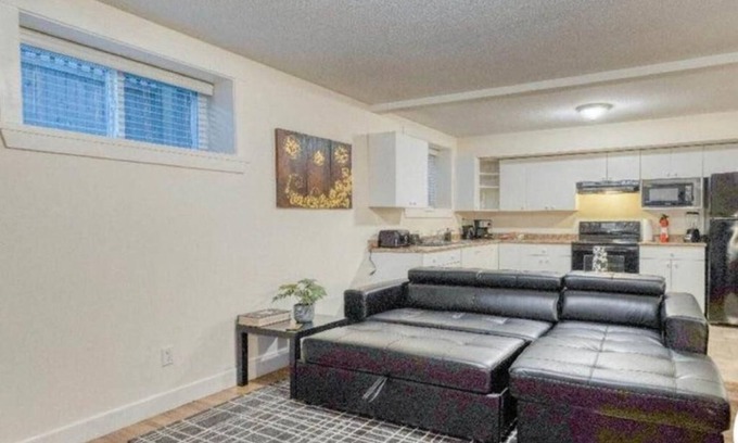 South Newton House | Cozy Nest-In Basement Suite