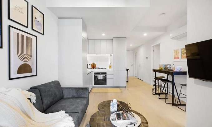 Hawthorn Apartment | Cozy Nest in Prime Hawthorn w parking & pool