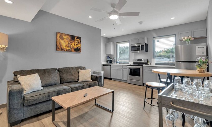 New Orleans Hotel | Cozy New Build - 5min to FQ/Frenchman+Parking